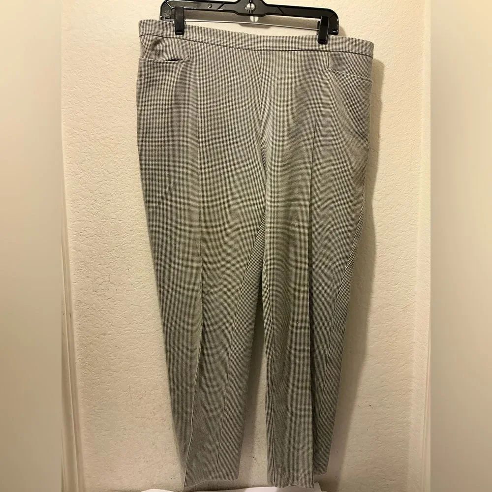 Akris Punto Black and White Houndstooth Pants. Cropped size 14